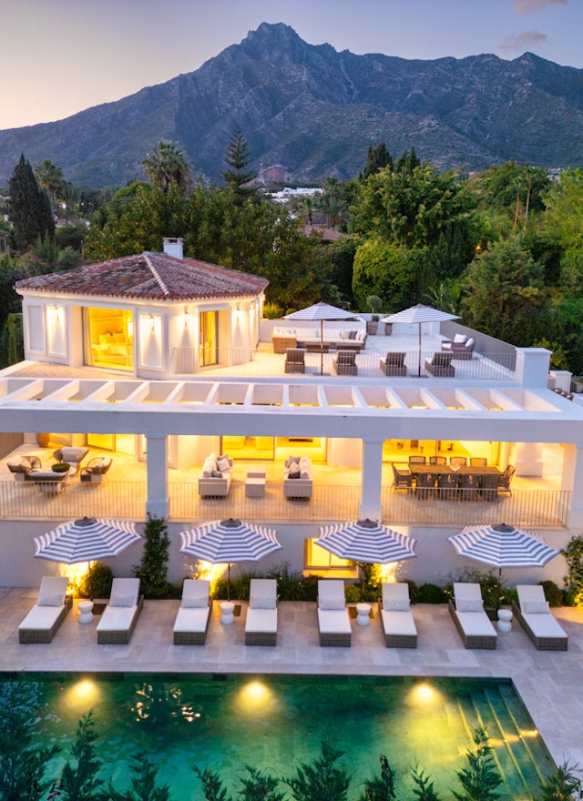 Contemporary villa for sale with mountain views and private tennis court | Rocío de Nagüeles Marbella
