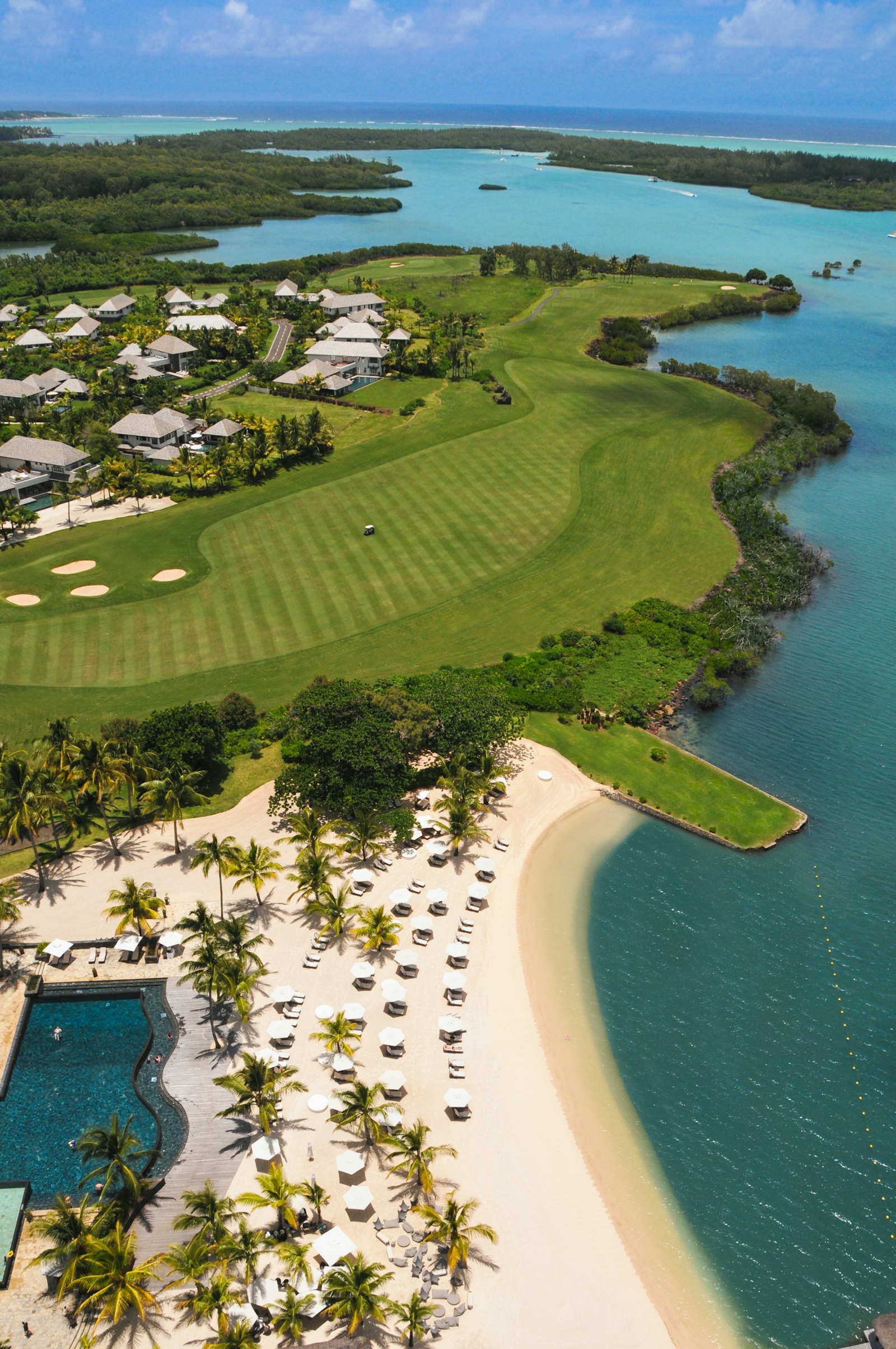 Vue aérienne d'un domaine resort de golf et de plage de luxe à l'île Maurice