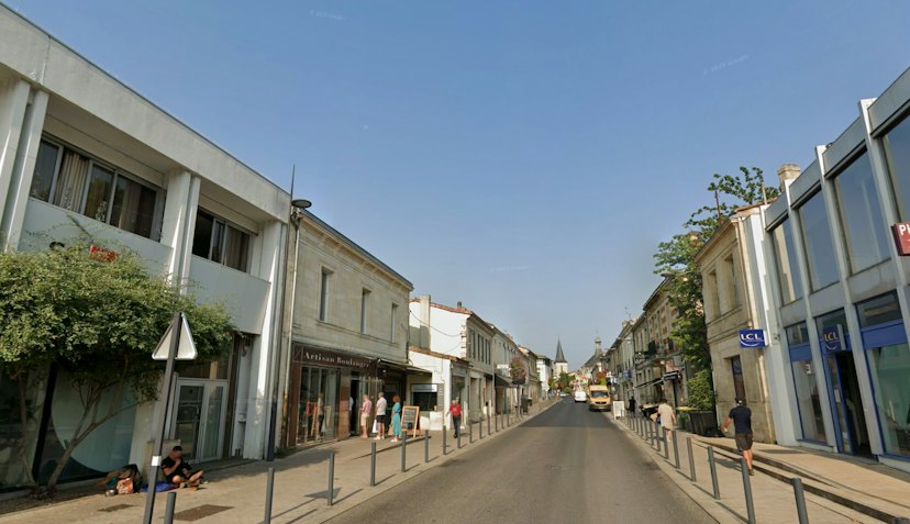 Mixed-Use Building in Saint-Médard-en-Jalles – Long-Term Tenant and Renovated Apartments, Attractive Yield