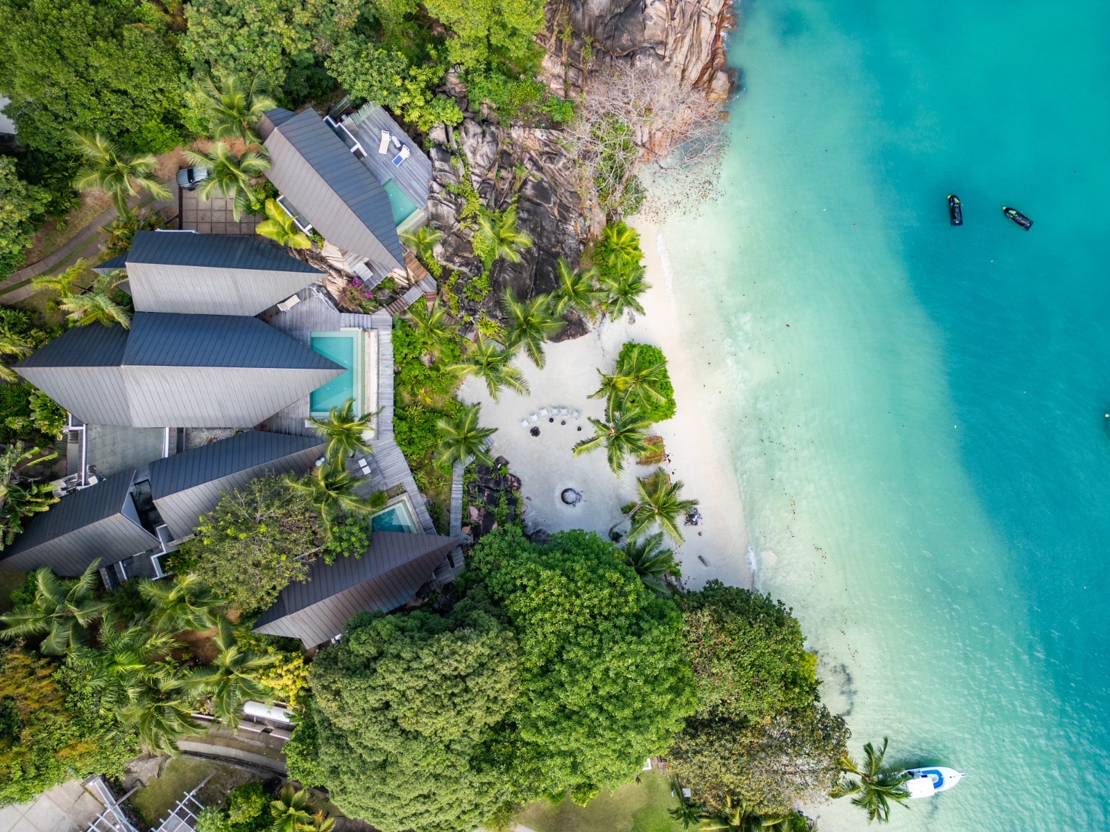 Luxury villa | in Seychelles | 5 bedrooms | 5 bathrooms | image 1 of 37