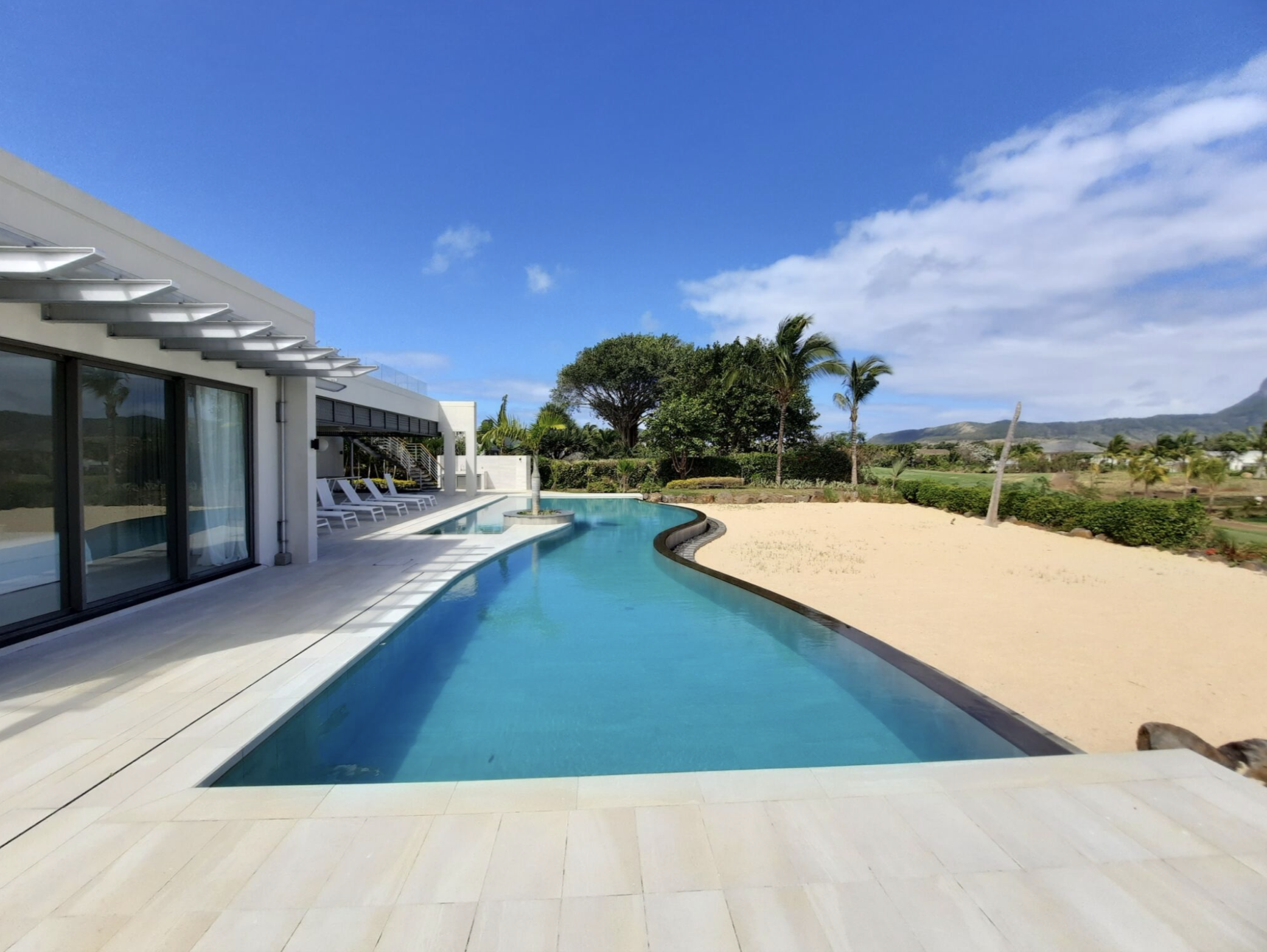 villa de luxe · a Beau Champ · 4 chambres · 4 salles de bain · photo 1 sur 34