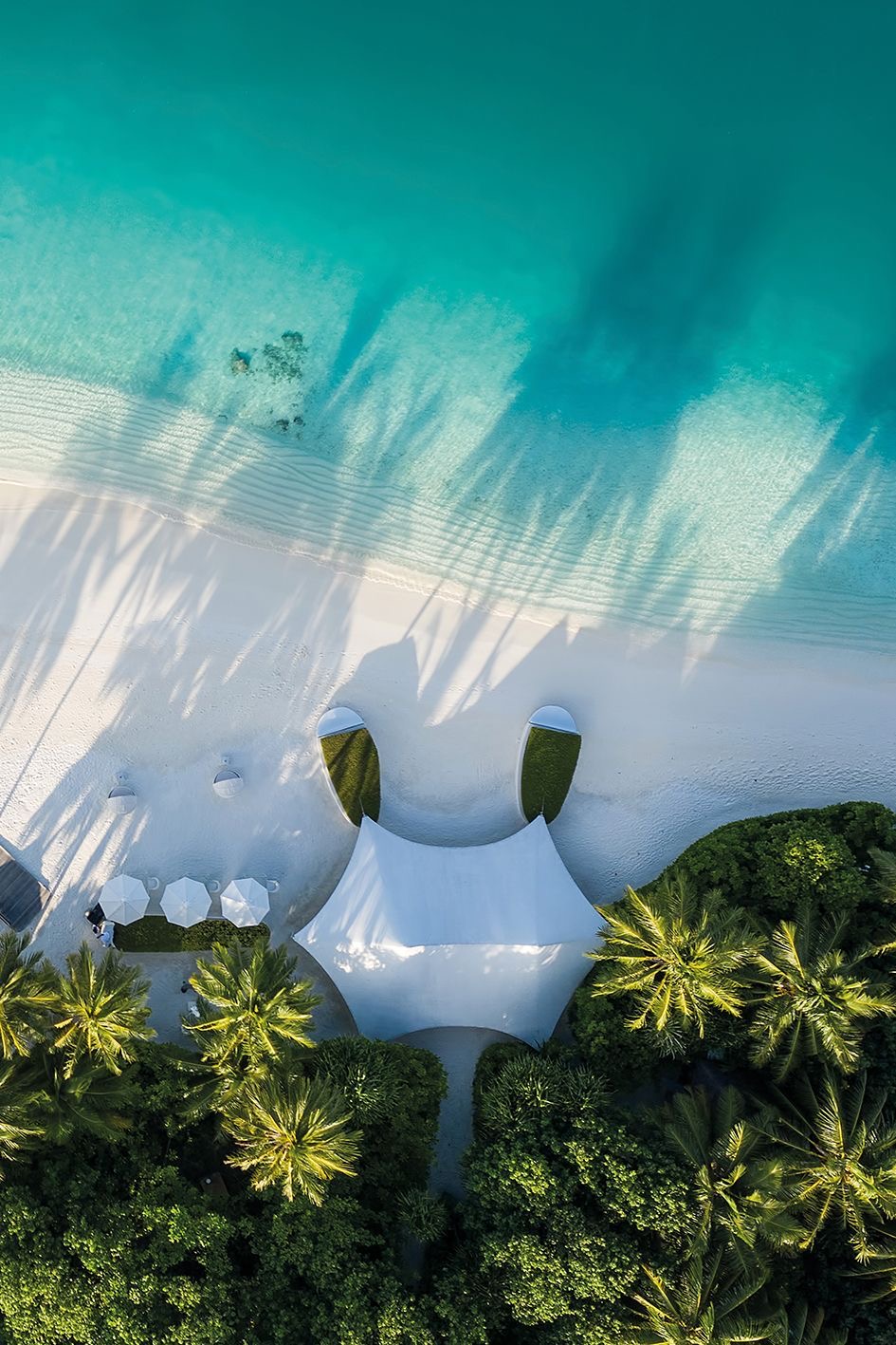 Luxury villa in the Maldives with lagoon view and contemporary architecture