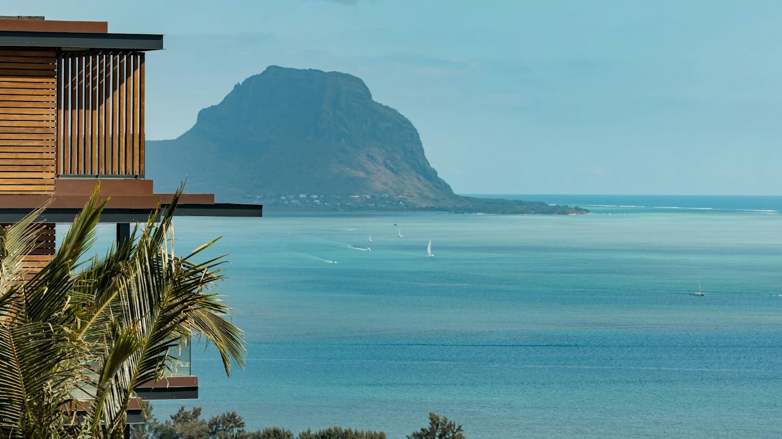 Vue sur le lagon et Le Morne depuis une villa de Legend Hill Resort, Rivière Noire, Île Maurice
