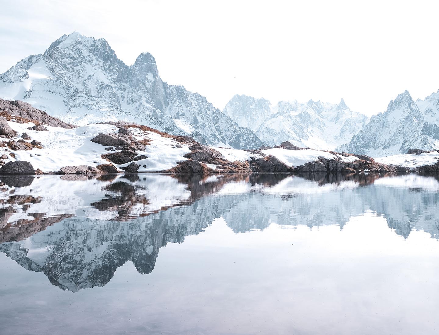Paysage alpin enneige en France illustrant le positionnement premium d un programme neuf en montagne