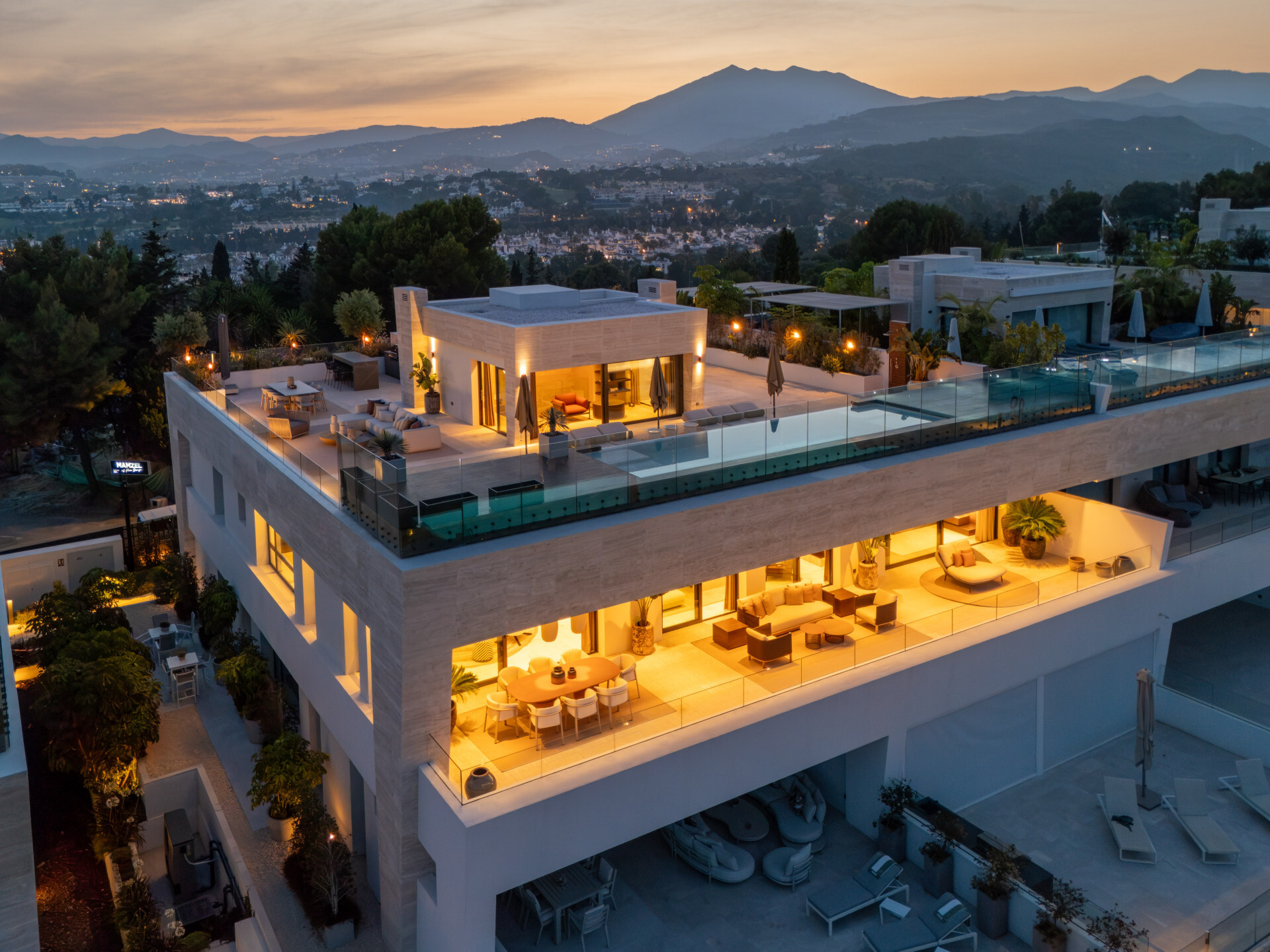 Beachside villa for sale in Marbella Golden Mile, Marbella | Skyvilla 6