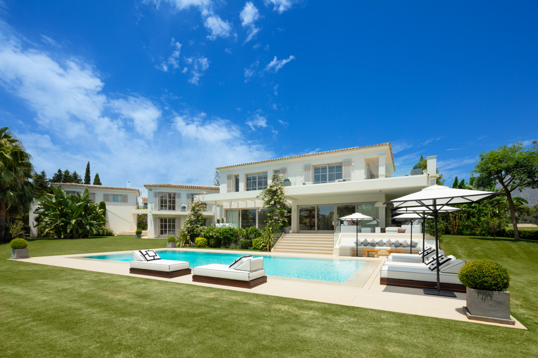 Sea-view villa for sale in Nueva Andalucia, Marbella | Aloha 40