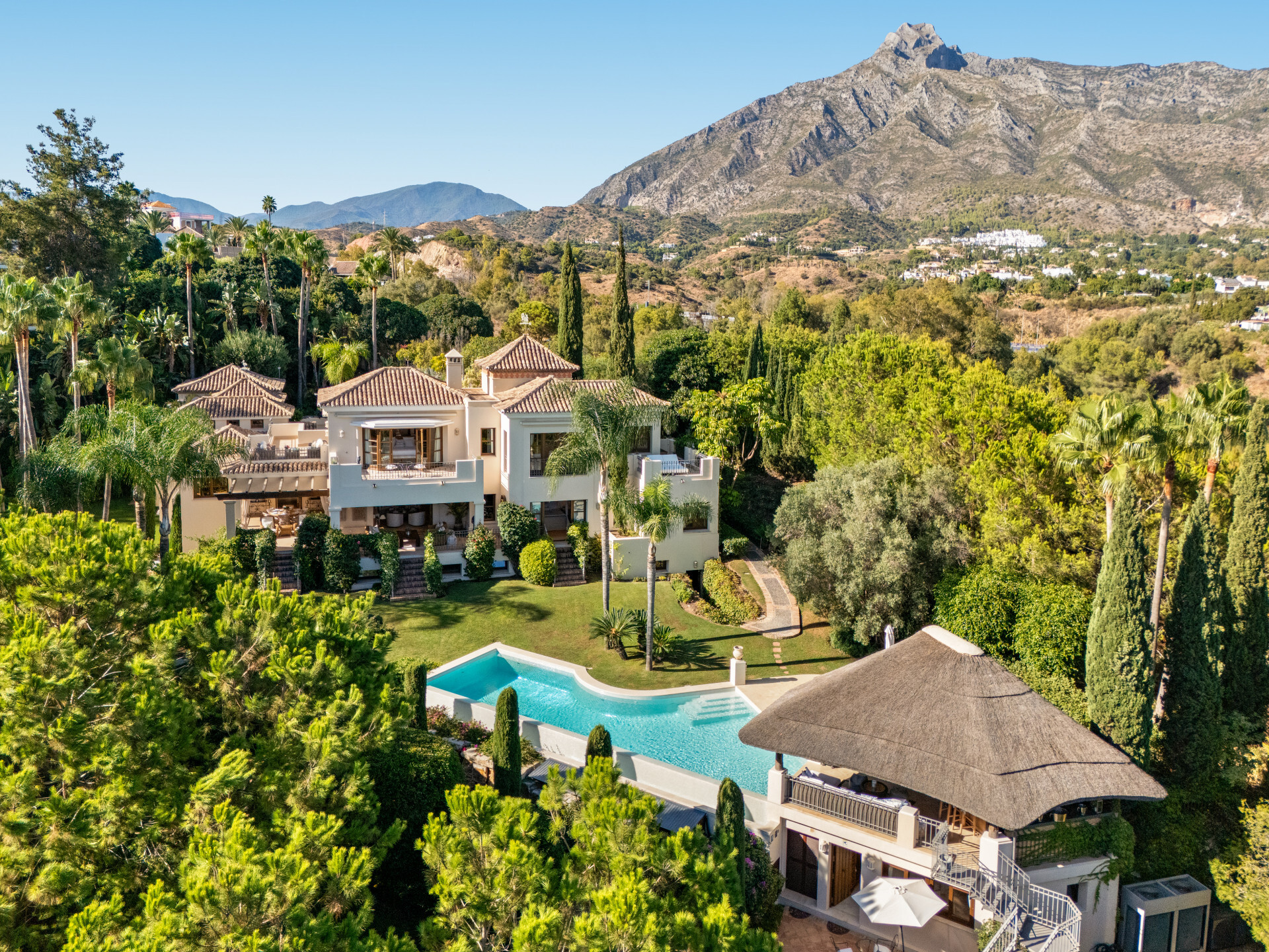 Sea-view villa for sale in Marbella Golden Mile, Marbella | El Bosque