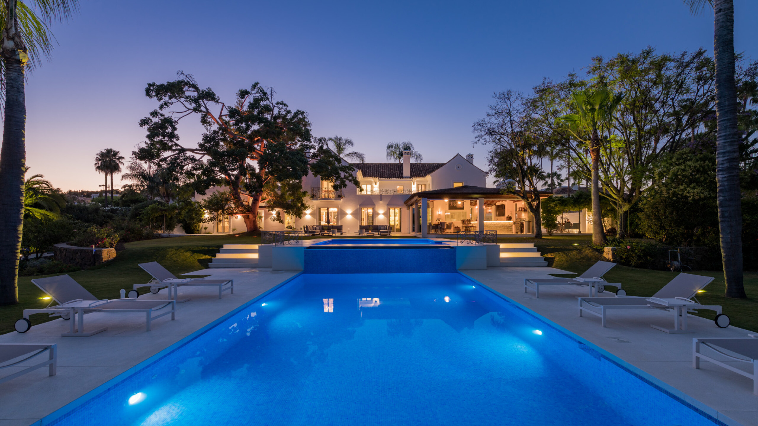 Frontline golf villa for sale in Nueva Andalucia, Marbella | Villa Hermosa