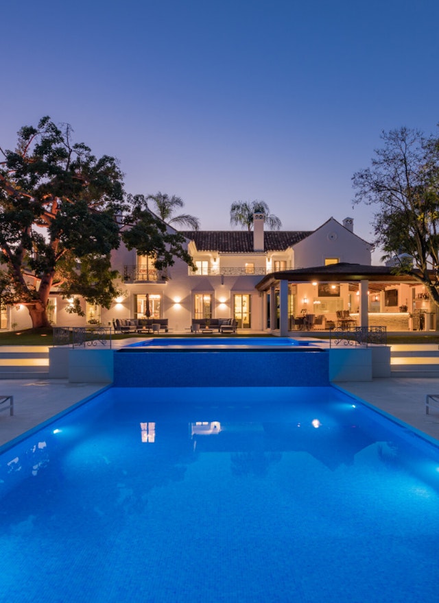 Frontline golf villa for sale in Nueva Andalucia, Marbella | Villa Hermosa