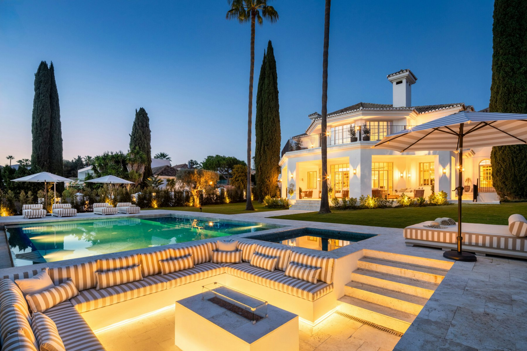 Villa with garden and pool in Nueva Andalucia