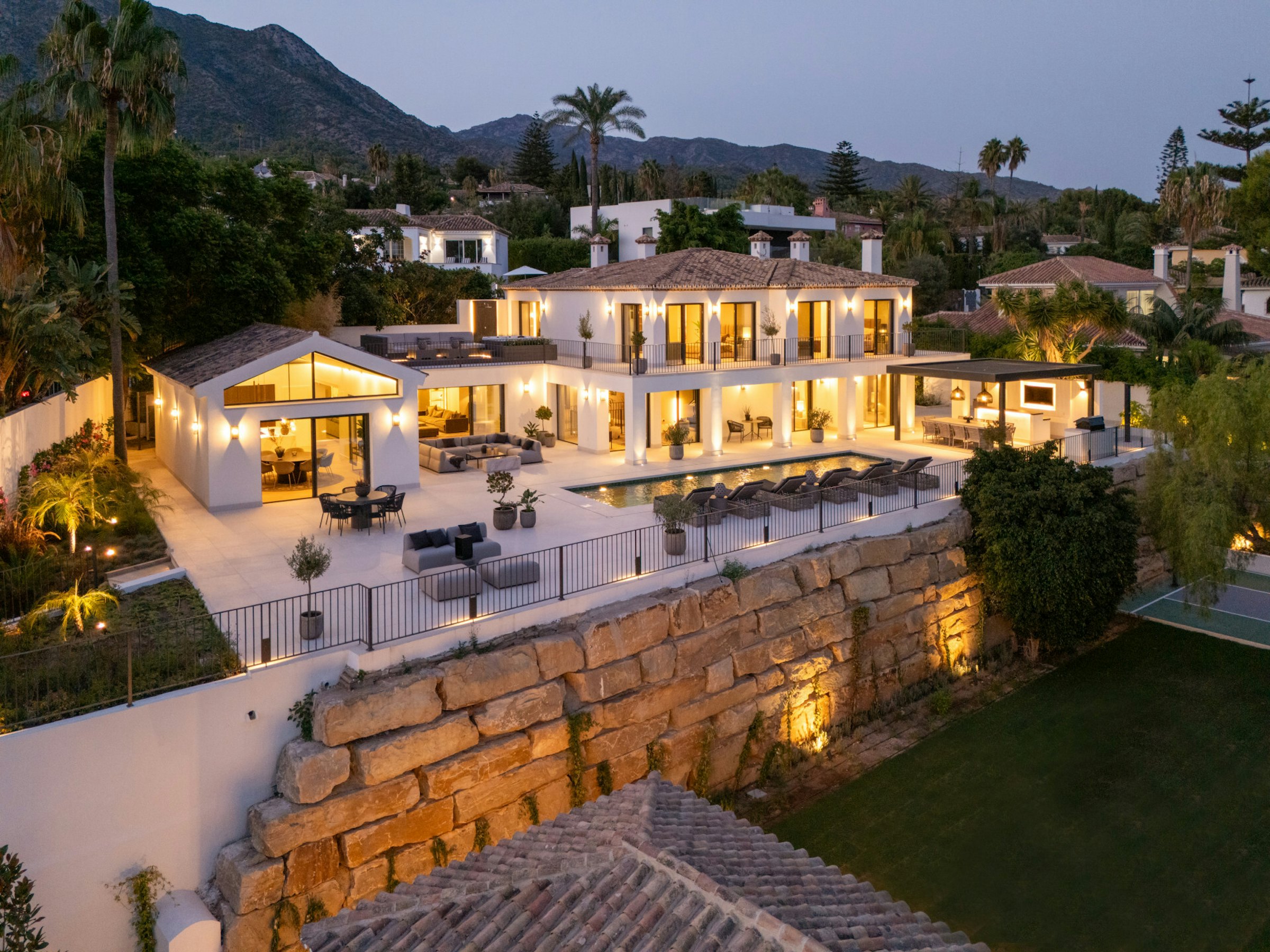 Villa de la Golden Mile au crépuscule sous La Concha, Marbella