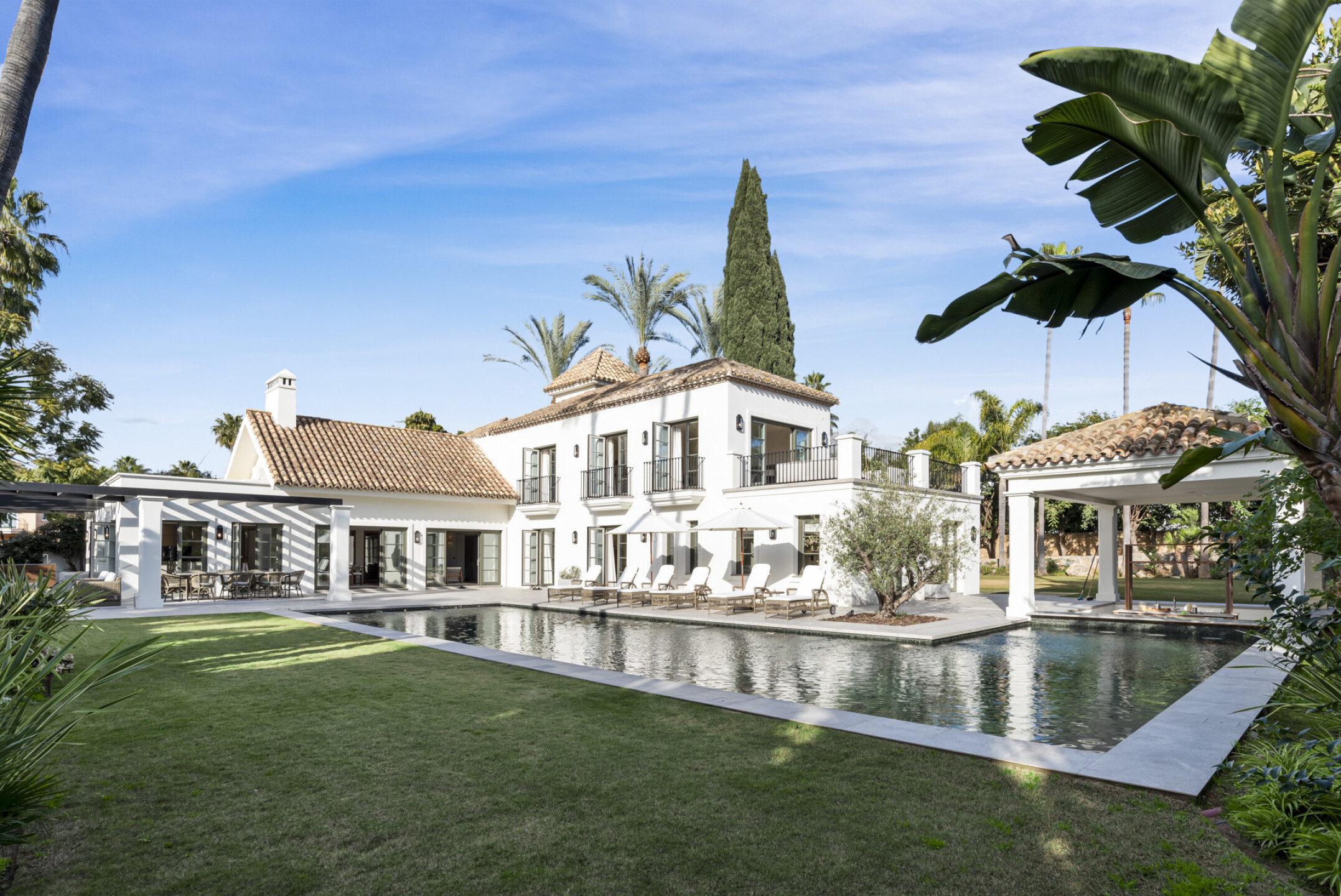 Beachside villa for sale in Nueva Andalucia, Marbella | La Hacienda