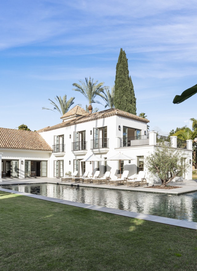 Beachside villa for sale in Nueva Andalucia, Marbella | La Hacienda