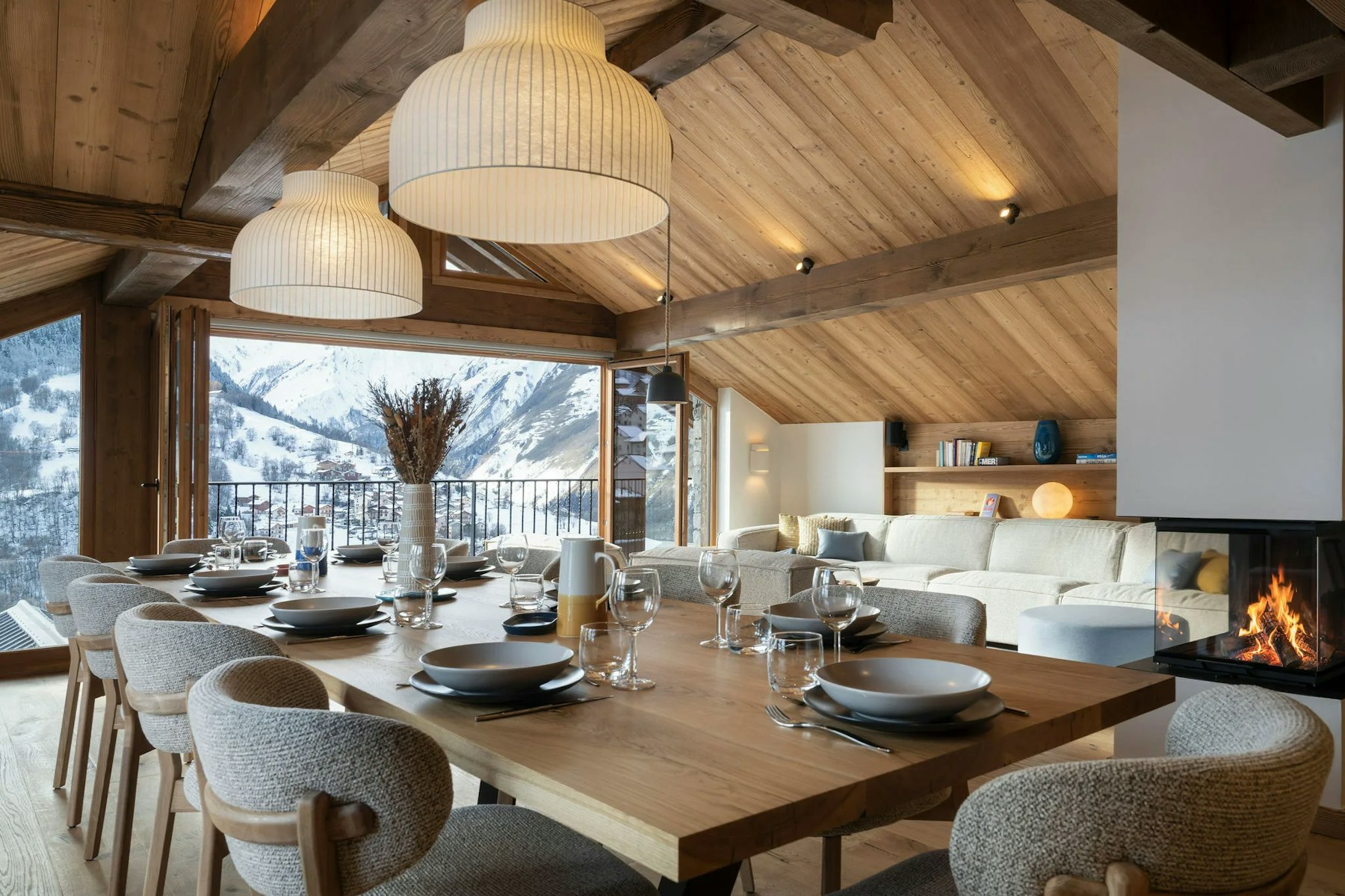 One long table facing the snowy valley — Saint-Martin-de-Belleville