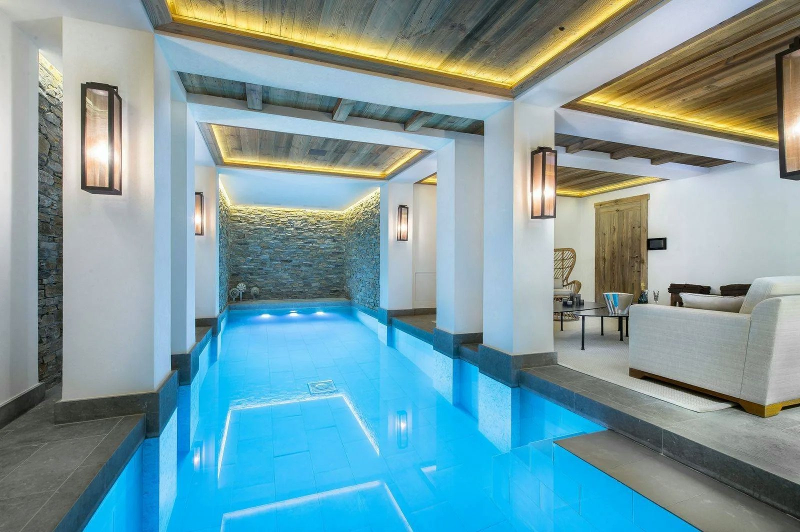 Lit indoor pool — Cryst'Aile chalet, Courchevel
