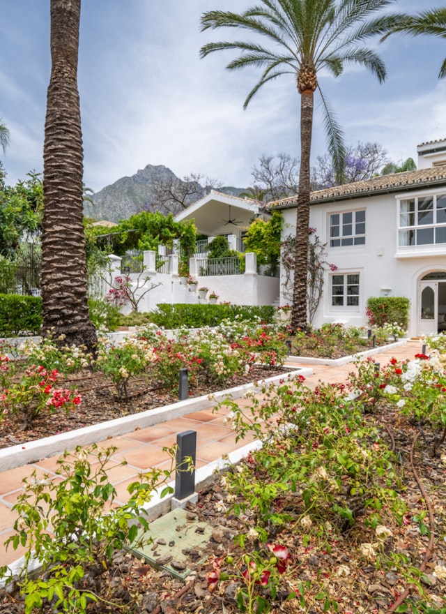 Sea-view villa for sale in Marbella Golden Mile, Marbella | Mozart 37