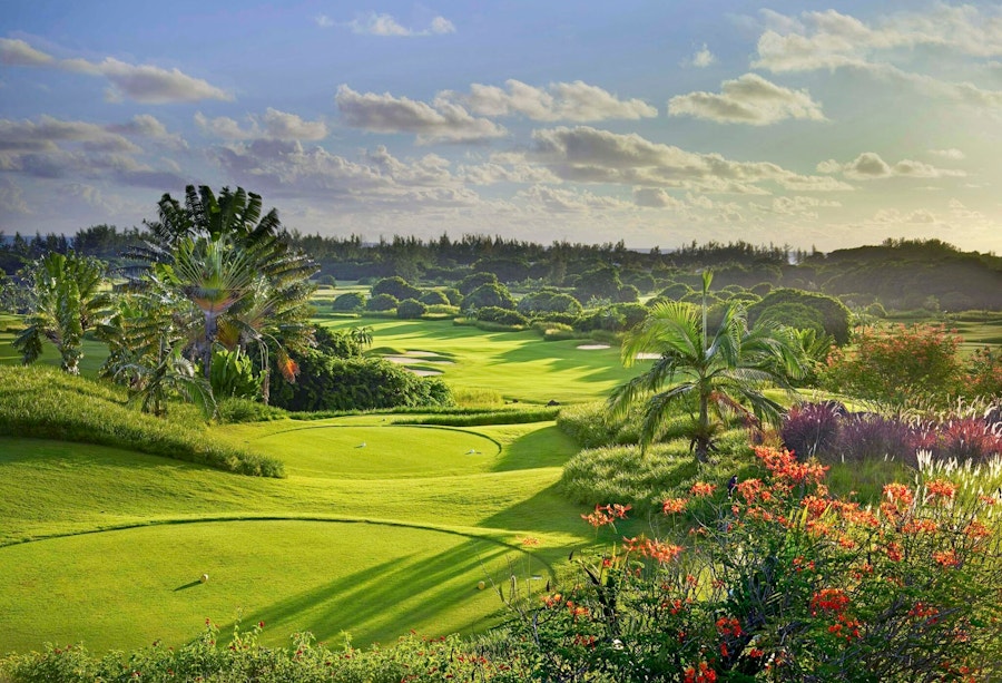 Le Château Golf Course — panoramic view, palm trees and fairways, Bel Ombre