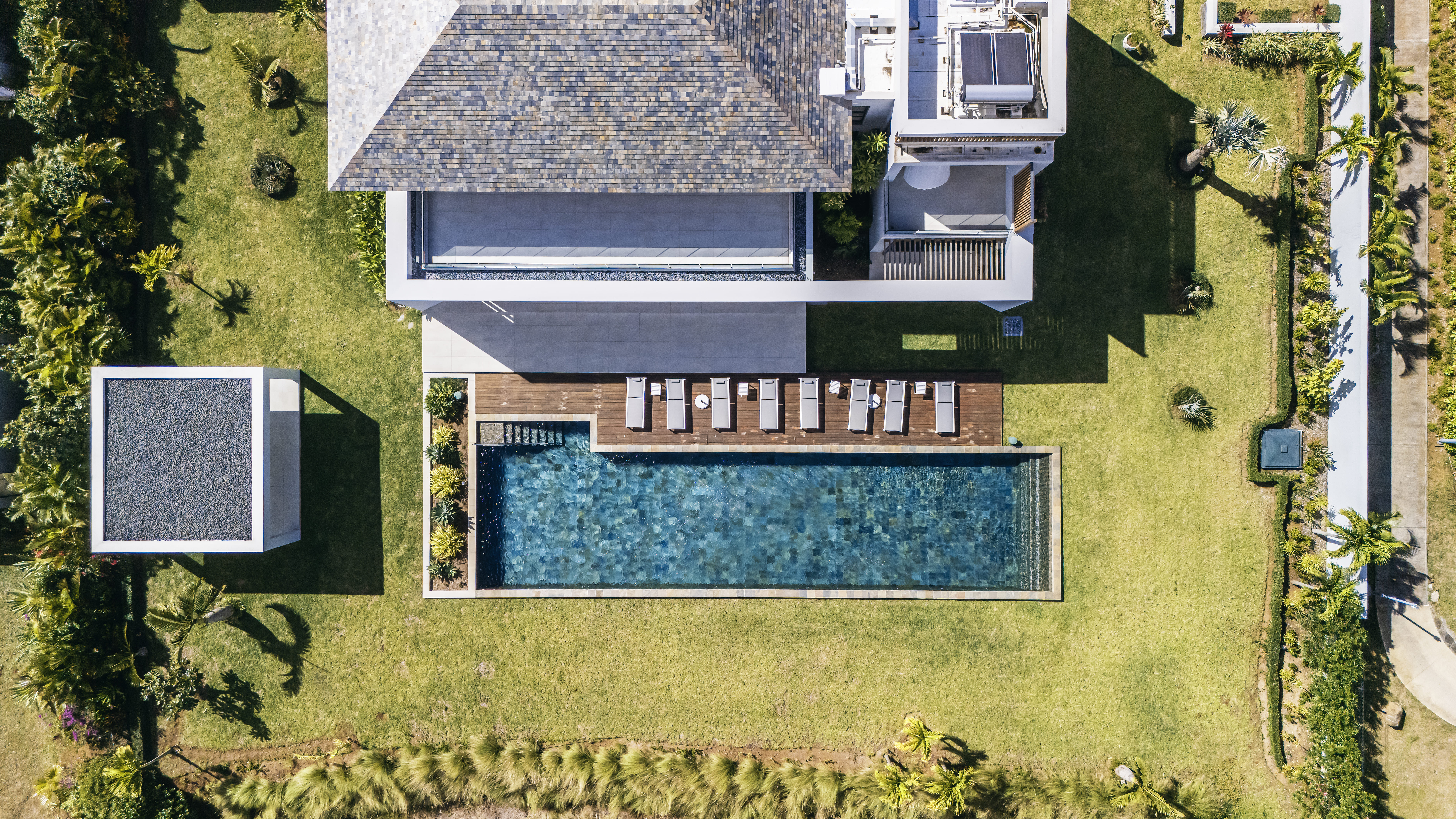 Villa de luxe à vendre à Mont Choisy Golf Estate, Île Maurice. Plus de 1 000 m² habitables, 6 chambres en suite, maison d'invités, spa, piscine et vue imprenable sur le golf.