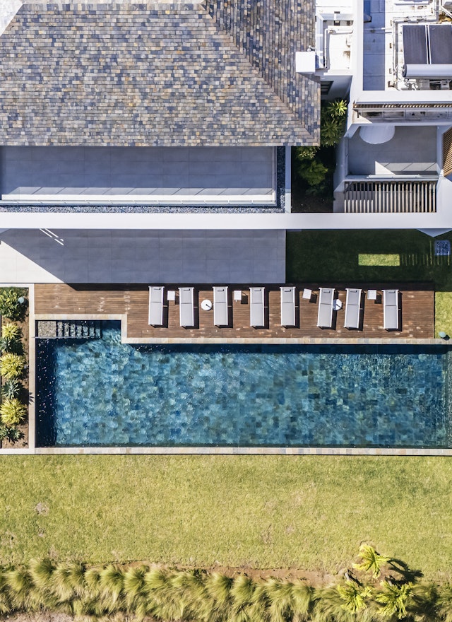 Villa de luxe à vendre à Mont Choisy Golf Estate, Île Maurice. Plus de 1 000 m² habitables, 6 chambres en suite, maison d'invités, spa, piscine et vue imprenable sur le golf.