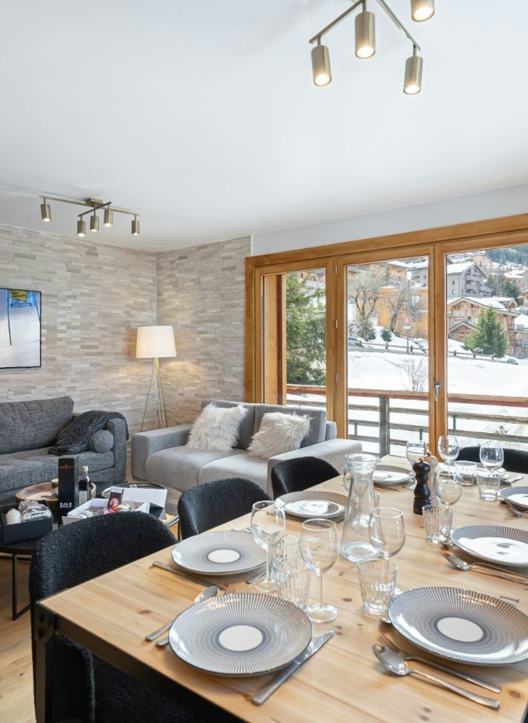 Renovated 92 m² chalet at the edge of Courchevel, 3 suites plus children's room