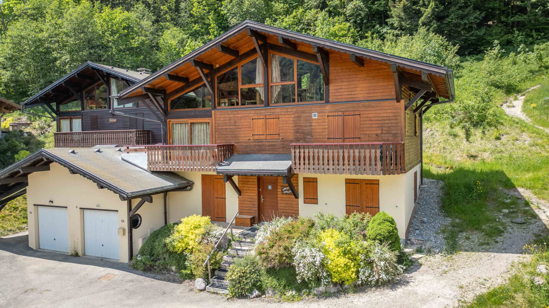 Authentic 5-bedroom chalet - Ski-in/ski-out for sale in Morzine