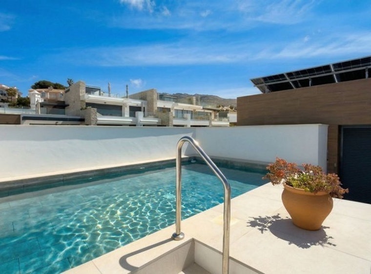 Piscine sur le toit sous le soleil andalou