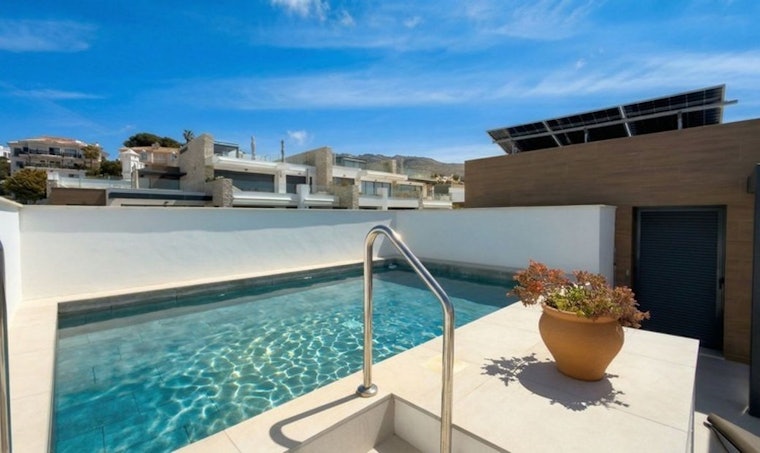 Piscine sur le toit sous le soleil andalou
