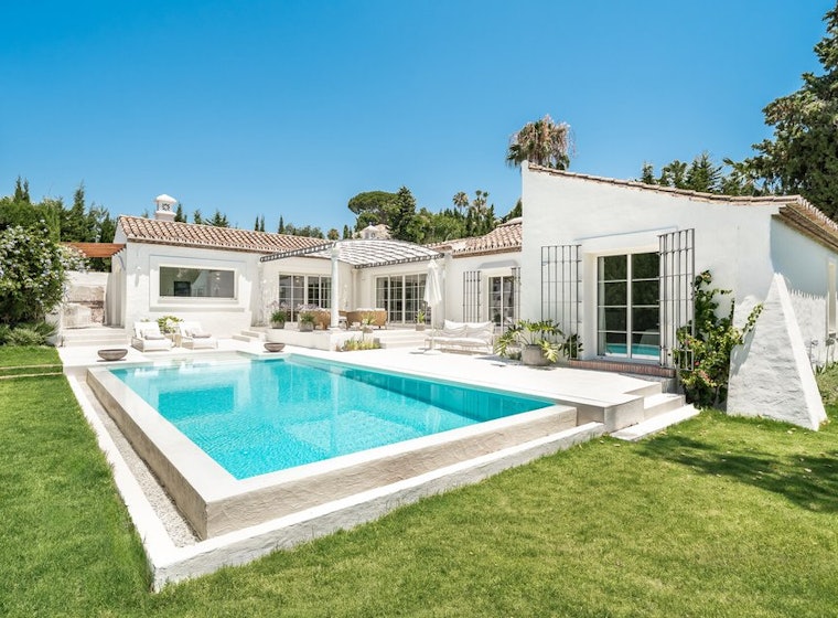 Villa andalouse blanche classique, pelouse et piscine