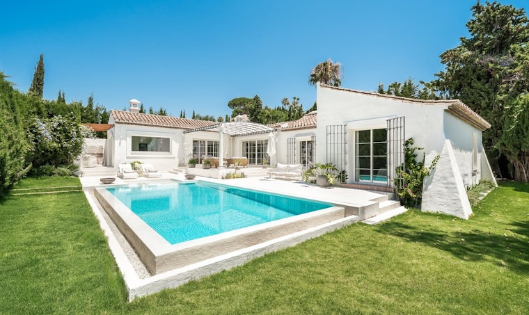 Villa andalouse blanche classique, pelouse et piscine