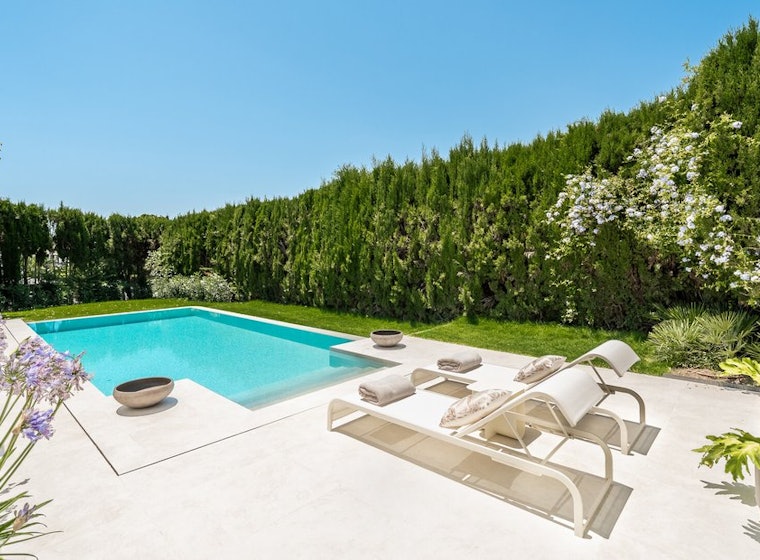 Jardin méditerranéen et piscine aux agapanthes