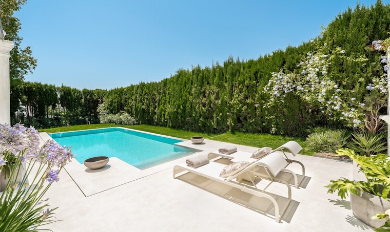 Jardin méditerranéen et piscine aux agapanthes