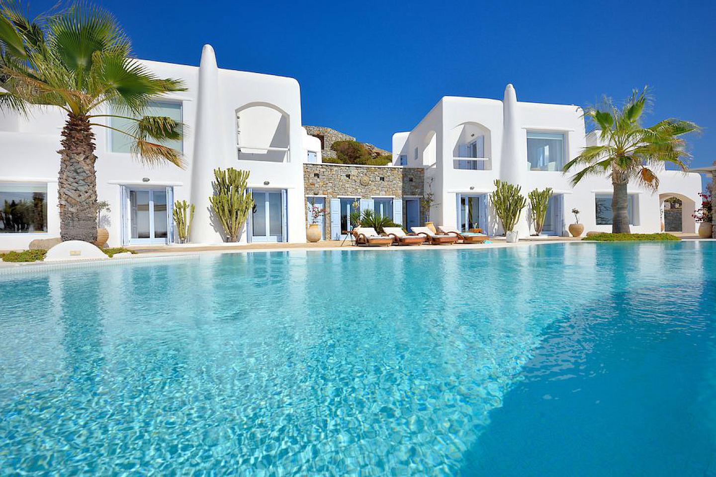 Seafront villa of 700 m² with private dock for sale in Mykonos – Psarou