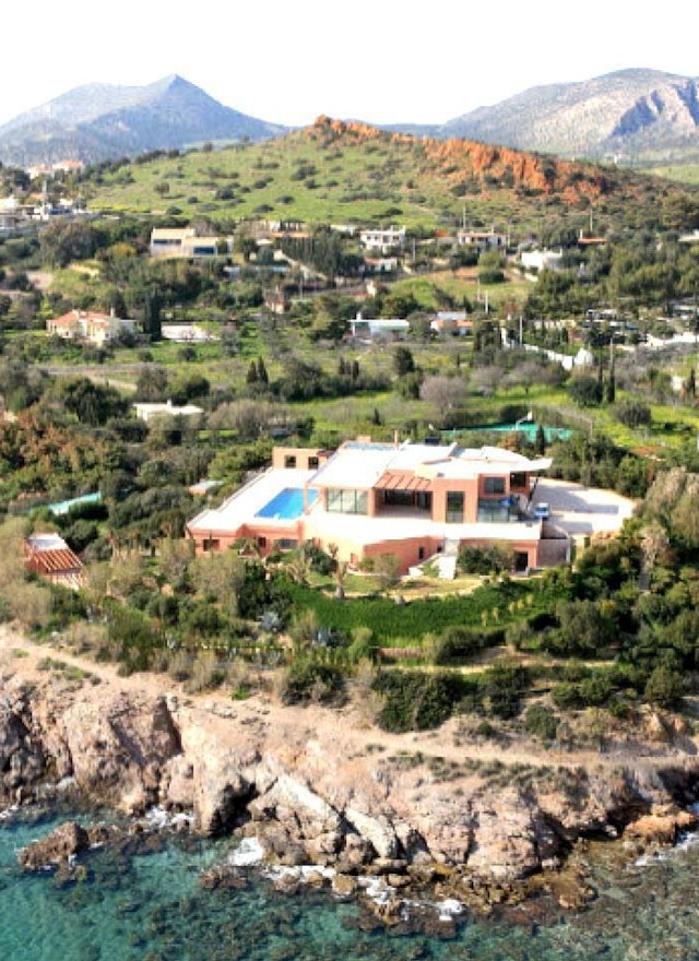 Luxury villa of 976 m² for sale in Sounio