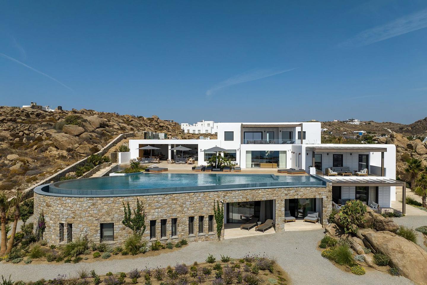 Luxury villa of 1,343 m² for sale in Mykonos – Platis Gialos