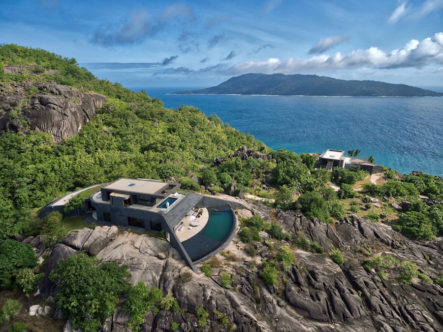 Ocean Sounds — a four-bedroom residence opening straight onto the Indian Ocean.