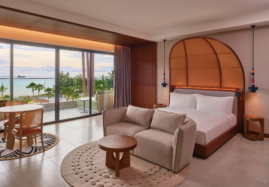 Sea-facing residence with panoramic balcony views