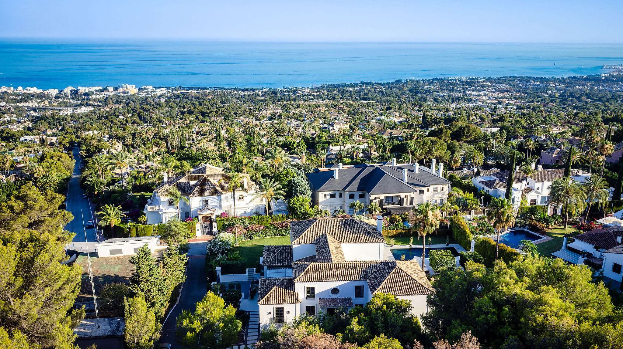 Vue aérienne de Sierra Blanca au-dessus de Marbella et de la Méditerranée