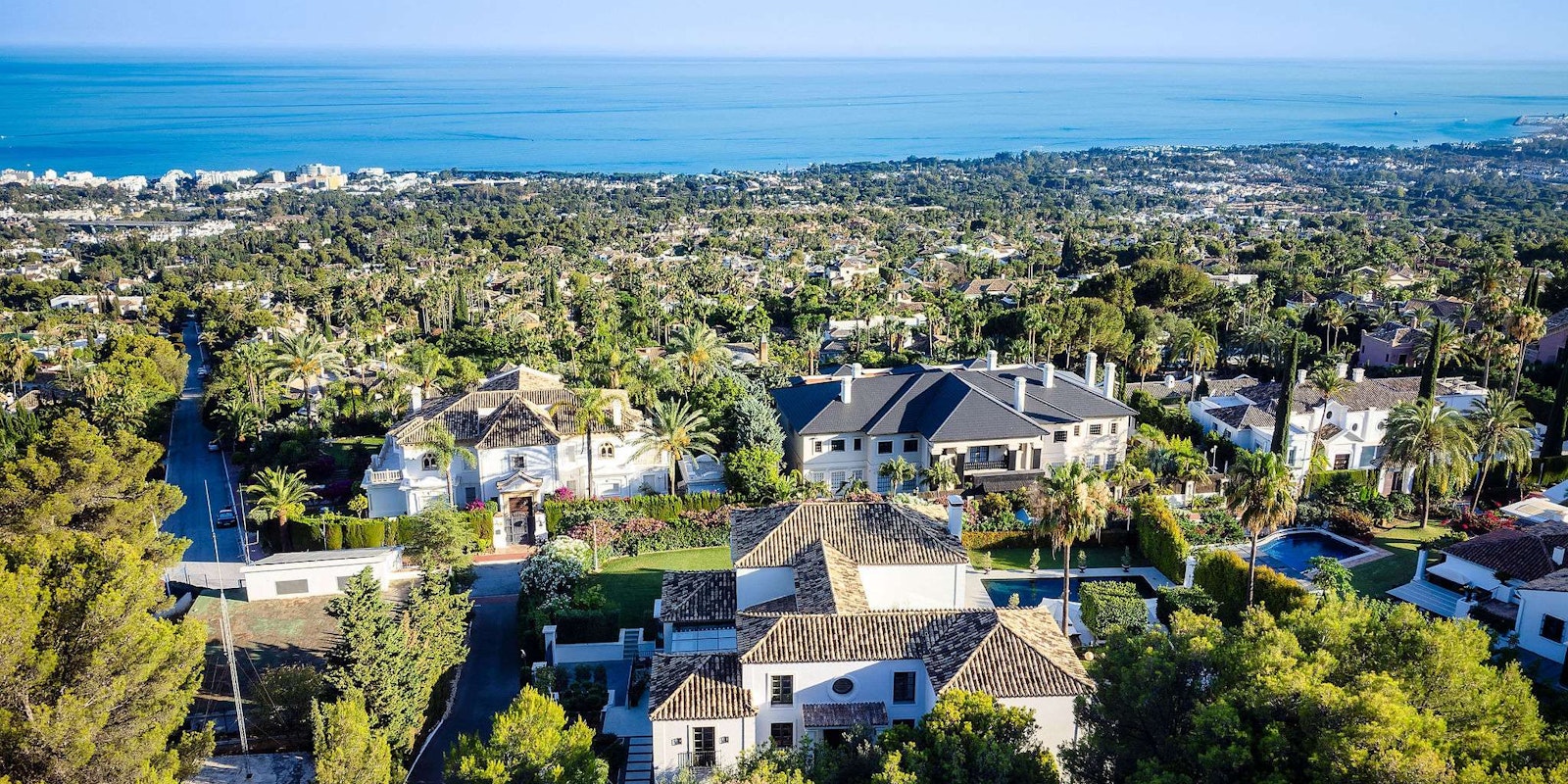 Vue aérienne de Sierra Blanca au-dessus de Marbella et de la Méditerranée