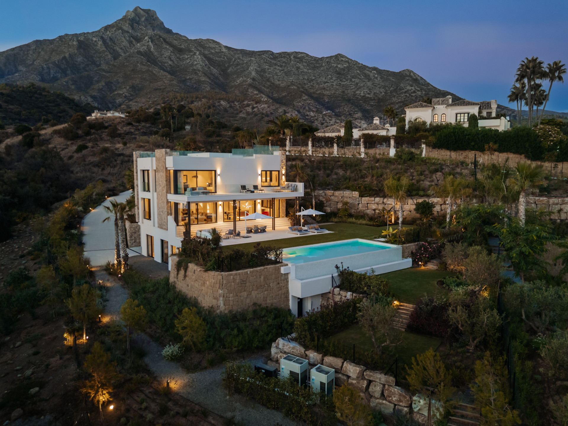 Sea-view villa for sale in Marbella Golden Mile, Marbella | Villa Horizon