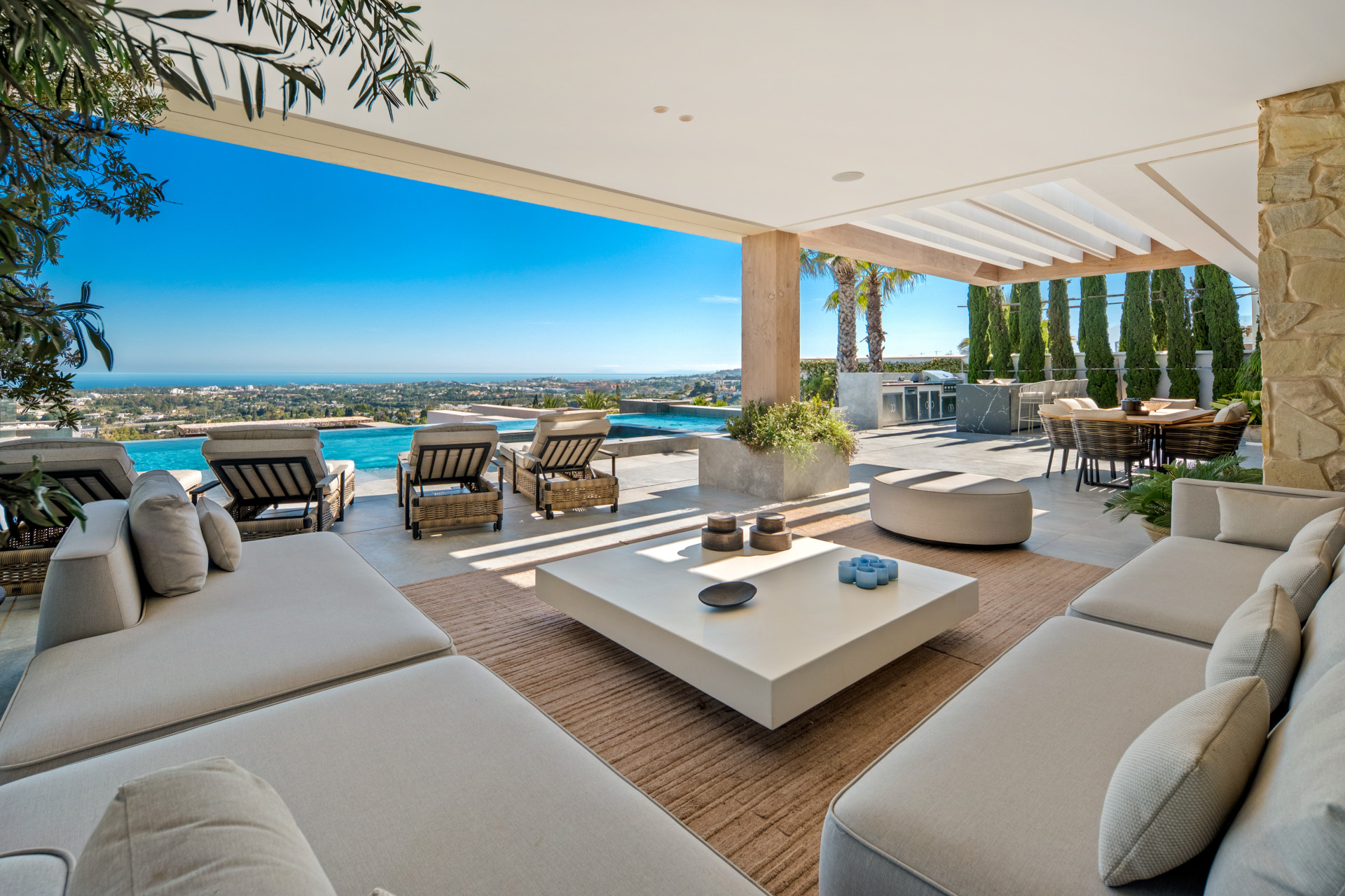 Sea-view villa for sale in El Herrojo, Benahavis | Villa Mare