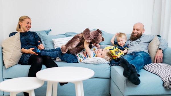 Lapsiperhe rentoutuu vuokra-asunnon sohvalla