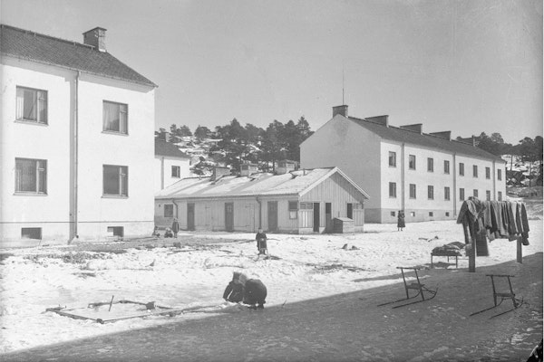 Talousrakennus 2 sijaitsi rakennusten C ja D välissä. Rakennuksen sivussa näkyvät kolme sisäänkäyntiä sekä käymälöihin että tyhjennyskäytäviin. Päädyssä olivat muun muassa jätteenkeräyspisteet. Kuva: TMK