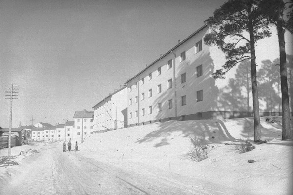 Mäntymäki I ja II valmistuivat 1940-luvun lopulla ja muodostivat funktionalistista arkkitehtuuria edustavan kokonaisuuden Kunnallissairaalantien varteen. Kuvassa etualalla olevia kolmikerroksisia ei ole vielä maalattu. Kuva: TMK
