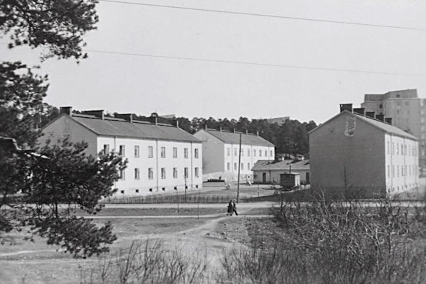 Mäntymäki I:en ympäristö kuvattuna Sikaojanpuiston suunnalta vuosina 1957 ja 1958. Taaimpana kuvassa ovat juuri valmistuneet valmistuneet seitsenkerroksiset kerrostalot. Etualalla vasemmalla ”kaksurit” ja vasemmalle ”kolmurit”. Kuva: TMK