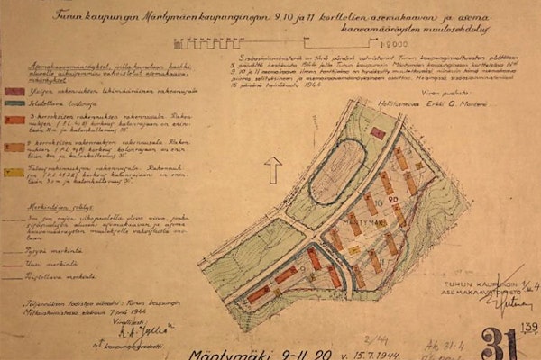 Asemakaavan muutosehdotus vuodelta 1944. Mäntymäki I:en kerrostalot on asemoitu jo toteutuneeseen n. pohjois-etelä-suuntaan ja talousrakennukset ovat paikoillaan. Tontin koilliskulmassa olevien kahden rakennuksen sijasta paikalle rakennettiin vanhusten asuintalo 1960-luvulla. Mäntymäki II:en neljä rakennusta ovat kaavan lounaiskulmassa. Kaava: KLL