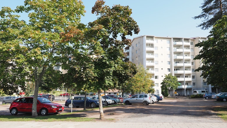 Kuvassa vuokrakerrostalo Länsinummessa, edustalla autoja parkkipaikalla