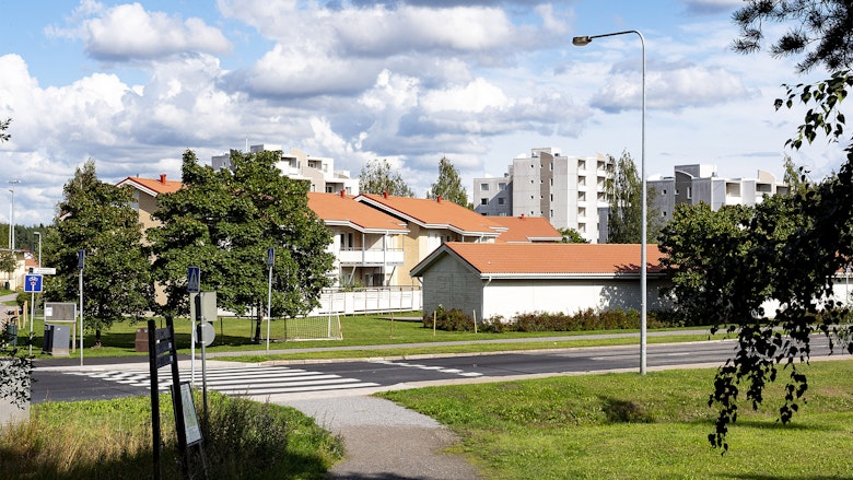 Kuvassa rivitaloja ja taustalla vuokrakerrostaloja Kohmontien varrella