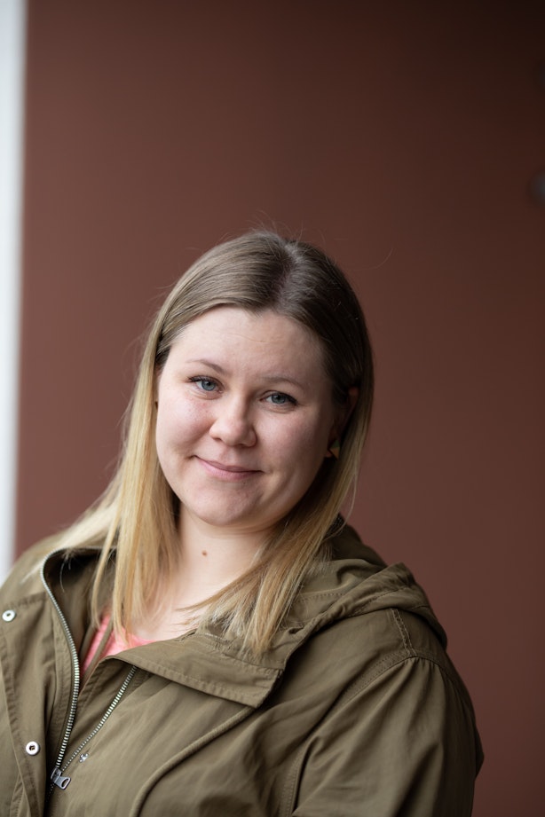 Jutussa haastateltu Riina.