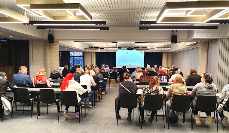 Asukasneuvoston vaalikokouksen osallistujat.  