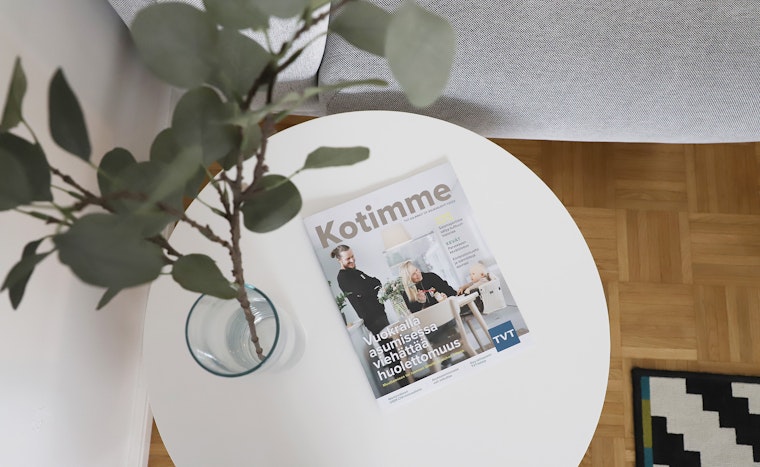Kotimme lehti olohuoneen pöydällä.
